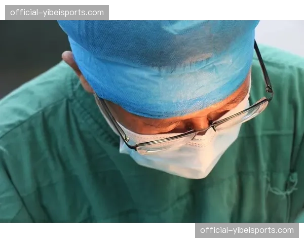 从重伤到回归：深度报道柏林联队长特里梅尔的康复历程与领导力